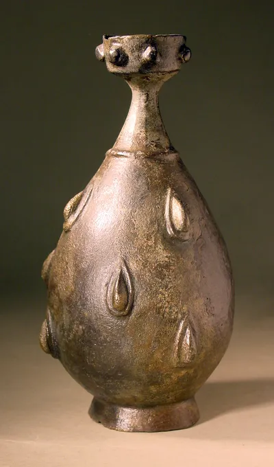 Flaschenförmiges Gefäß mit Keulenstruktur (islamisch)