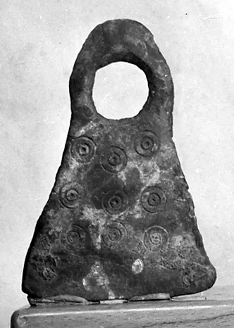 Attasche mit Würfelaugen verziert