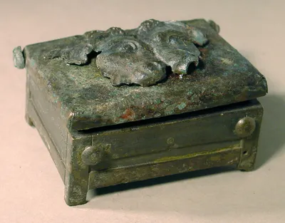 Kleines Kästchen mit Deckel, darauf in getriebenem Relief zwei Bocksköpfe