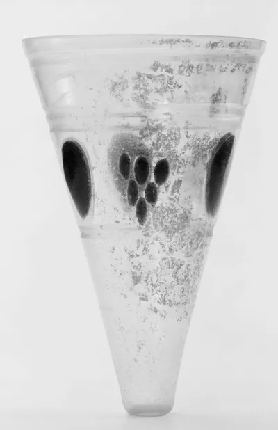 Lampe (Spitzkonischer Becher (oder Lampe?))