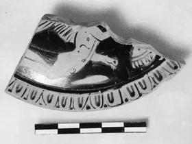 PYXIS LID, FRAGMENT (ATHENIAN, RED-FIGURE)