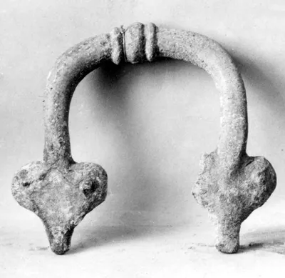 Gefäßhenkel mit efeublättrigen Enden