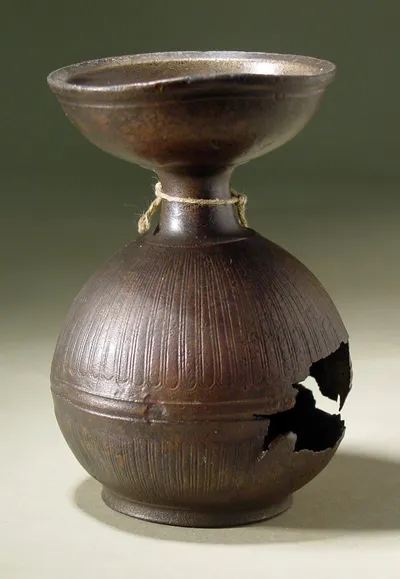 Salbfläschchen, mit senkrechtem doppeltem Zungenmuster. Sehr saubere Arbeit. An der Wandung zwei kleine Risse. ...