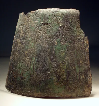 Bruchstück eines ägyptischen Bronzeblechs (Fragment eines ägyptischen Gefäßes mit gravierter Götterprozession)