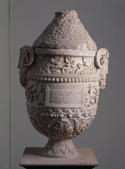 Gefäßförmige Urne mit Deckel und Inschrift der Camuria (mulieris) l. Doris