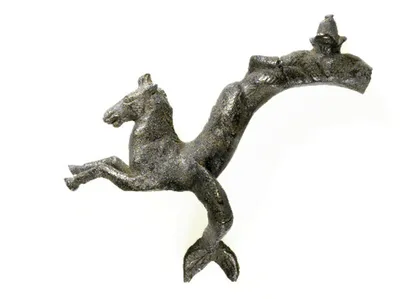 Griff eines Gefässes (Großer Gefäßgriff mit Pferdeprotome. Das obere Stück mit der Knospe gebrochen)