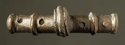 Ansatzstück eines Henkels, vielleicht vom selben Gefäß wie Inv. 57 (= Sa. 57 Br)