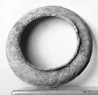 "Ringförmiger Untersatz" (Durch die am Rand erhaltene Attasche in Palmettenform erweist sich das Objekt als Teil eines Siebs)