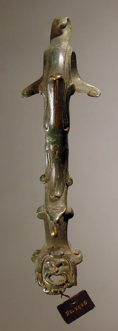 Kannenhenkel in Rankenform