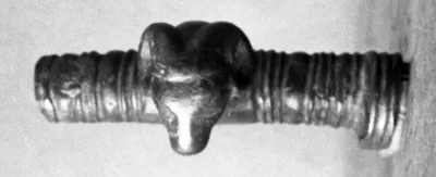 Randverzierung eines Gerätes mit Bockskopf