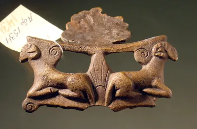 Fragment eines Pfannenstiels mit zwei liegenden Widdern