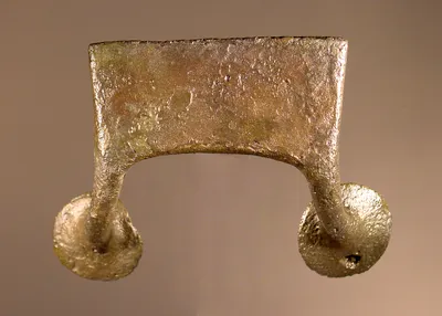 Henkelpaar eines Beckens