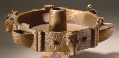 Lampe mit 3 Brenntüllen (Archaische dreischnauzige runde Lampe mit Stierköpfen)