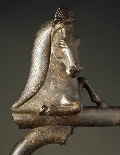 Teil eines Dreifußes (Stabdreifußes): Stab mit Ring mit Pferdeprotome, reduziert