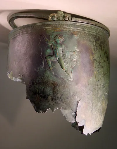 Fragmentierter Eimer mit Reliefs unter den Henkeln: a) Perseus an einer Felshöhe emporstürmend und b) Gorgo, als schönes Mädchen gebildet, fliehend