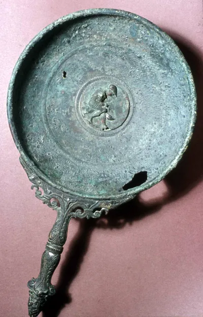 Griffschale (Pfanne, Griffschale mit Emblem aus dem römischen Ehrengrab)