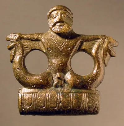 Etruskische Eimerattasche mit Darstellung eines bärtigen Giganten