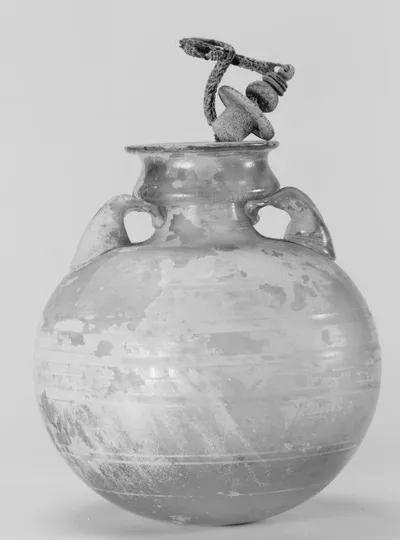 Kugelbecher (Salbgefäß in Form einer Kugelflasche mit zugehörigem Bronzestöpsel an einer Kette)