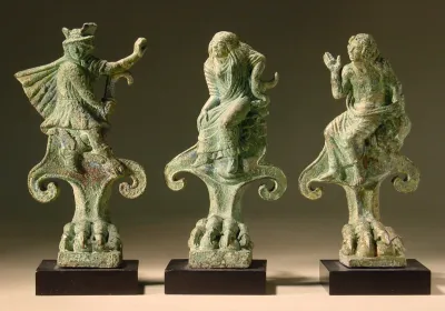 Cistenfüβe, Apollon, Perseus, Gorgo (Cistenfüβe, Drei Cistenfüβe: 1. Perseus, 2. Gorgo, 3. Apollon; mit etruskischen Inschriften. Sehr feine Arbeit)