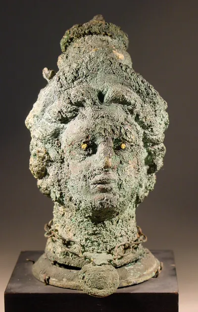 Etruskische Vase in Form eines weiblichen Kopfes (Kopfgefäβ. Göttin (Aphrodite ?))