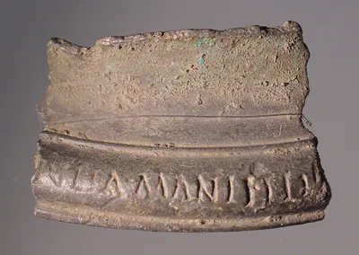 Gefäβrandfrgt. mit lateinische Inschrift (Fragment mit Inschrift IVLIA MANI FILI(a))