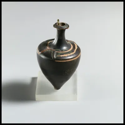 Terracotta amphoriskos (flask)