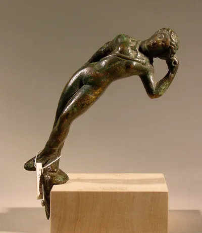Kannenhenkel in Form eines nackten Mädchens