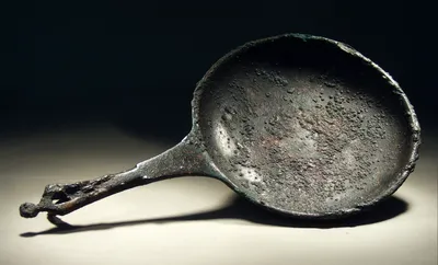 Zwei bronzene Badeschalen (Griffschale, Pfanne, Griffschale aus dem römischen Ehrengrab)