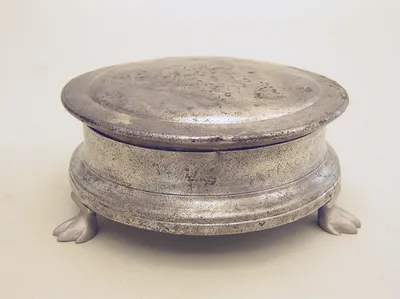 Deckelbüchse (Schmuckbüchse mit Stiel, Deckelbüchse mit Stiel, Spulenpyxis aus dem Silberfund von Paternò)