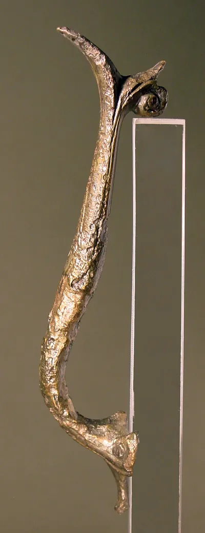 "Ornamentierter Henkel, oben und unten in Voluten endend"