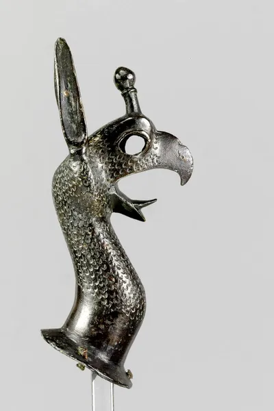 Greifenprotome, gegossen, reduziert, intakt