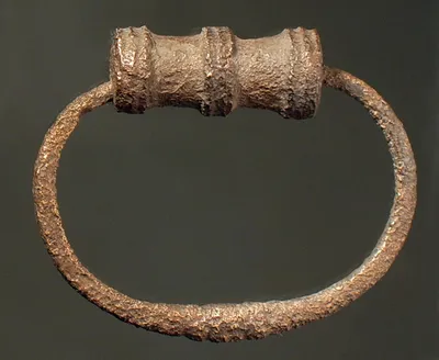 Halbrunder Gefäßhenkel mit Rotellenattasche