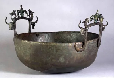 Bronzebecken (Kessel, Etruskisches Becken mit Stierprotomen an den Henkeln)