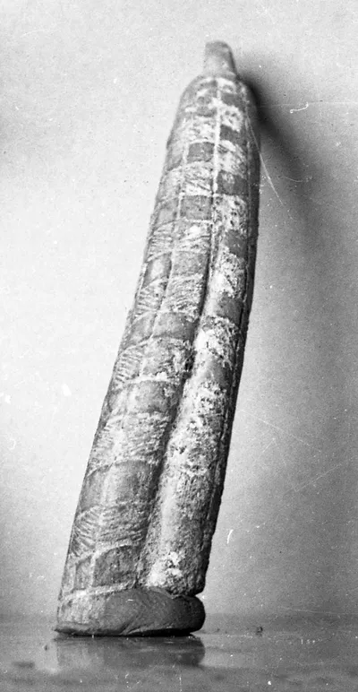 Fragment mit Gravierung (Schachbrettornament), "von einer Fibel oder einem Henkel" (vermutlich eher von einer Bronzestatue)