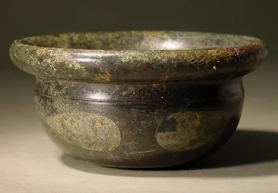 Napf mit breiter Lippe und Ansatzspuren von Henkeln und Fuß