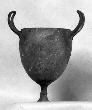 Becher (?) auf schlankem Fuß mit zwei Henkeln