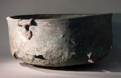 Kessel mit Henkelansätzen in Palmettenform