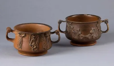 Pergamenischer Skyphos mit figürlichen Appliken (Applikenware)