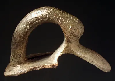 Henkel von einem großen Gefäß, oben in einem Entenkopf auslaufend, breiter Schnabel als Daumenauflager, Rest von der Gefäßwand, ...