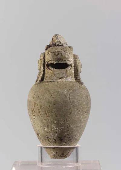 Protokorinthischer Spitzaryballos mit aufgesetzten Köpfen