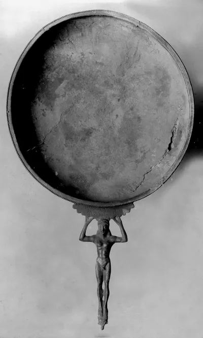 Große Pfanne mit figürlichem Griff in Gestalt eines auf einem Widderkopf stehenden, nackten Jünglings