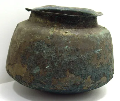 Sieb mit Ringhenkel (Großer gewöhnlicher römischer Kochtopf mit Spuren des Feuers am Boden)