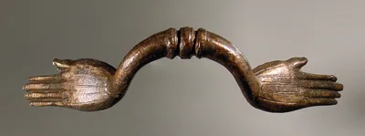 Horizontalhenkel mit handförmigen Attaschen