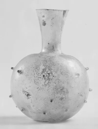 Kugelige Glasflasche mit konischem Hals