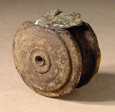 Rollenförmiger Fuβ eines Gefäβes (Spulenförmiger Gefäßfuß)