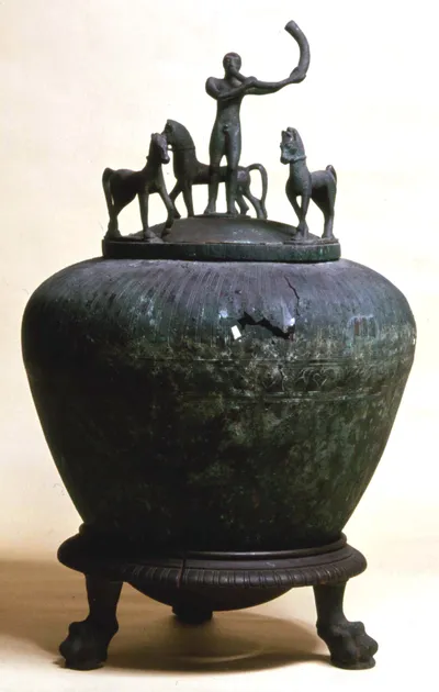 Deckelgefäβ (Aschenurne mit Standring und figürlichem Schmuck, Etruskische Aschenurne mit figürlichem Schmuck auf dem Deckel)