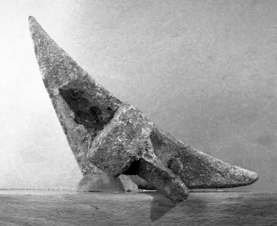 Henkelansatz von einem Gefäß, in der Öse ein Stück eines verrosteten Eisenrings