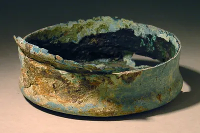 Bronzefragment (Deckel eines Gefäβes (zu Misc. 7117 gehörig))