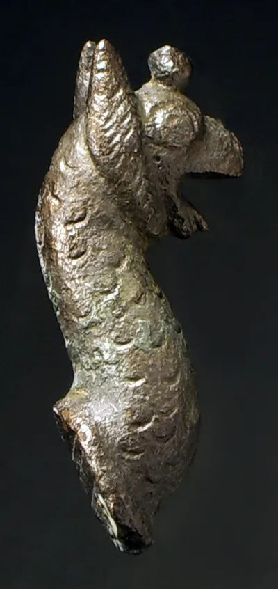 Kleine Greifenprotome, voll gegossen, von einem Miniaturkessel, gut erhalten