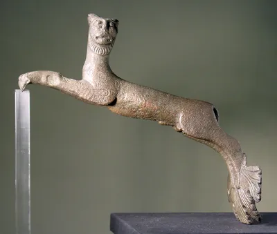 Spätantiker Pfannenhenkel in Gestalt eines springenden Panthers mit nach vorn herumgedrehten Kopf; Stützblatt